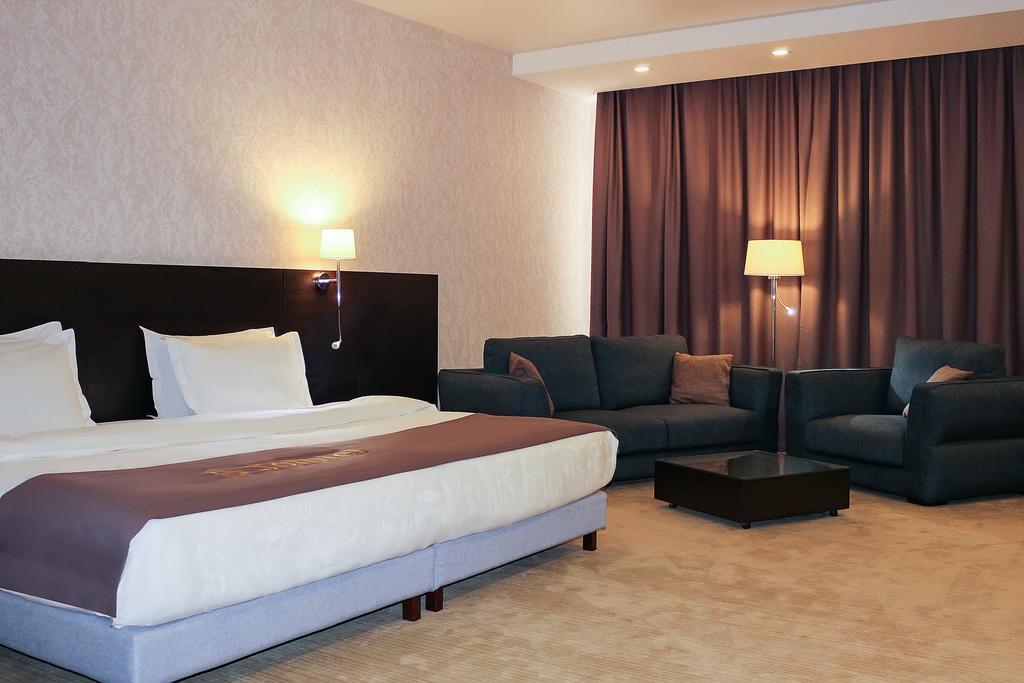 בישקק Solutel Hotel מראה חיצוני תמונה